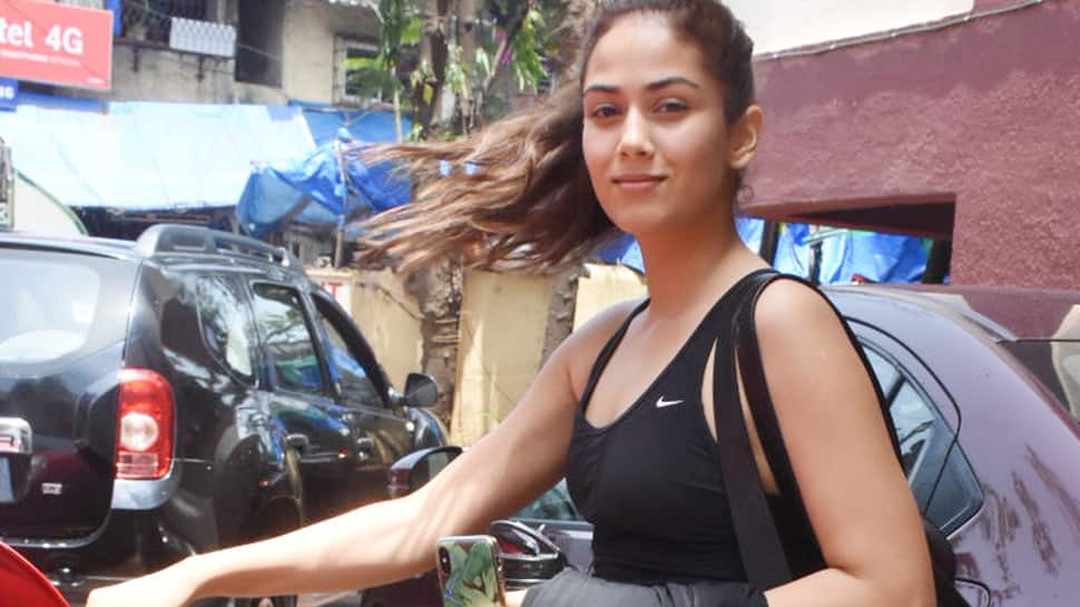 Mira Rajput does a perfect plank on her rooftop, brother-in-law Ishaan Khatter hails the &#039;boss&#039;!