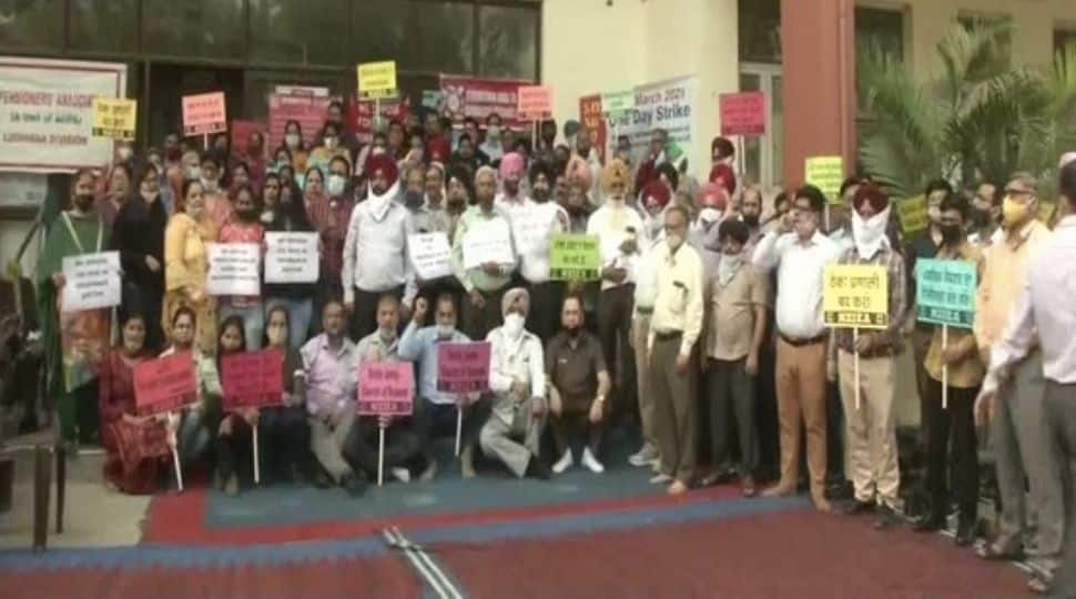 LIC employees protest against FDI limit hike in insurance sector