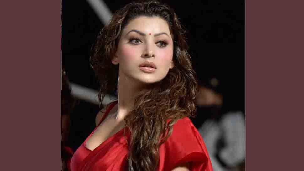 Urvashi Rautela heads to kitchen after mom sends her old photo of Virat Kohli making tea