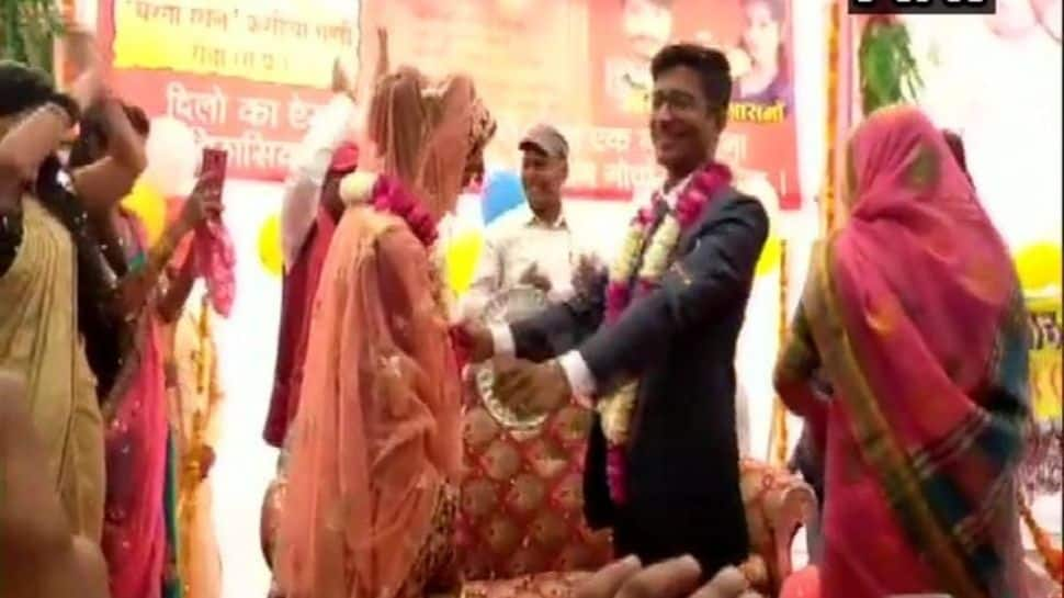 Couple ties knot at the farmer protest site to support farmer&#039;s agitation in Rewa