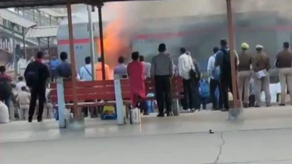 Fire breaks out on Delhi-Lucknow Shatabdi Express at Ghaziabad station