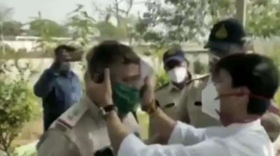 BJP leader Jyotiraditya Scindia helps injured policeman on his way, video surfaces