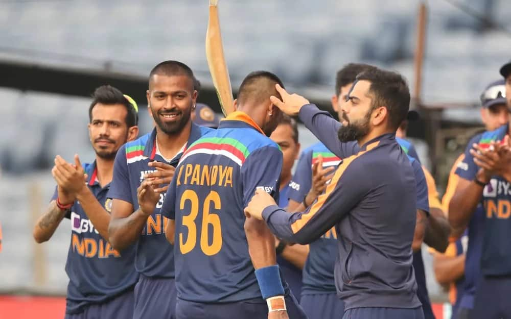 Krunal Pandya with Team India players