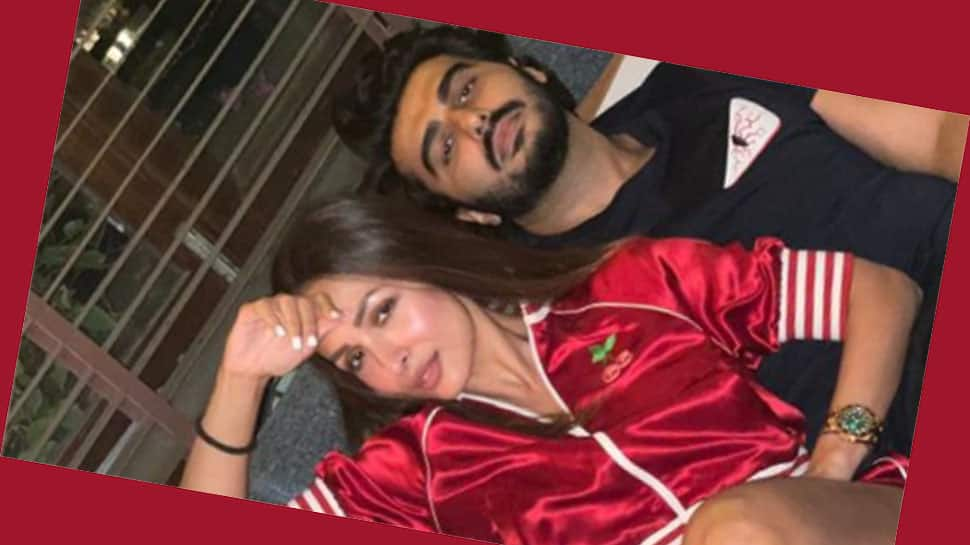 Arjun Kapoor can&#039;t take eyes off ladylove Malaika Arora in these pawri pics with BFFs Karan Johar, Natasha Poonawalla, Karisma and Amrita Arora