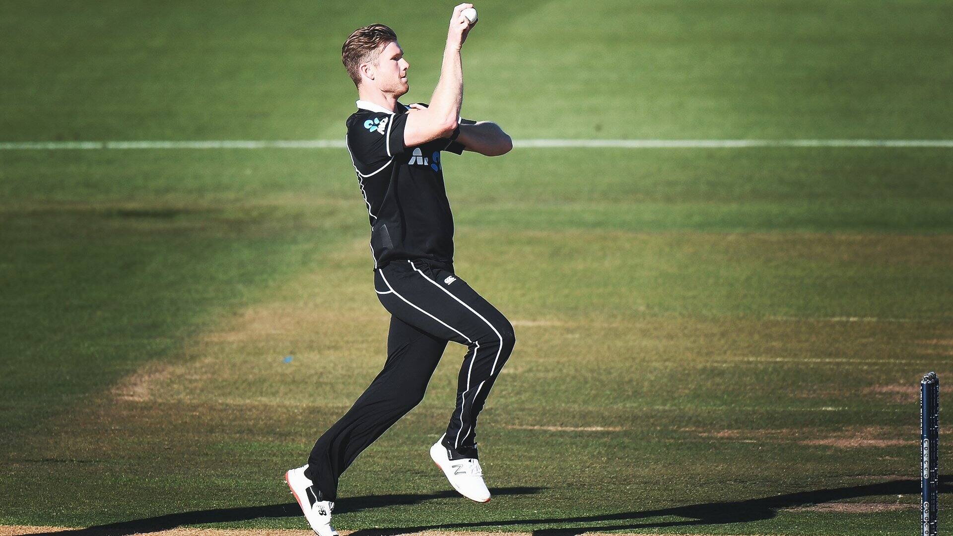 New Zealand all-rounder James Neesham bowls against Bangladesh in the third ODI in Wellington. (Source: Twitter)