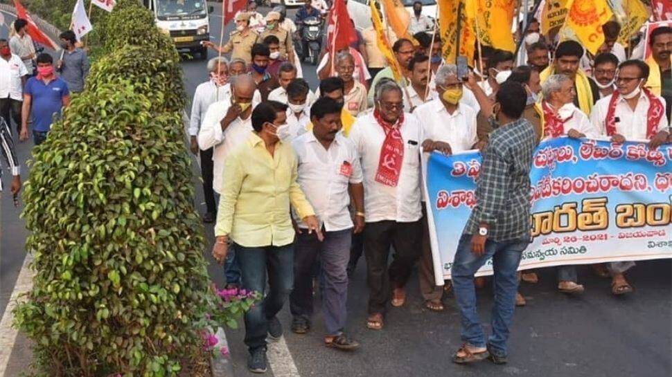 Bharat Bandh: Farmer supporters came on the road in Andhra Pradesh