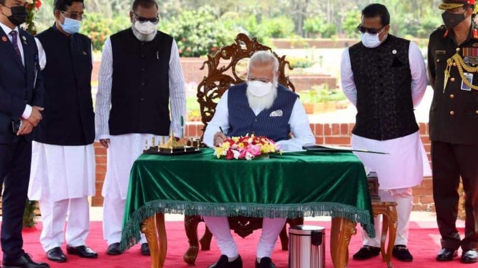 PM Modi signs the visitor’s book