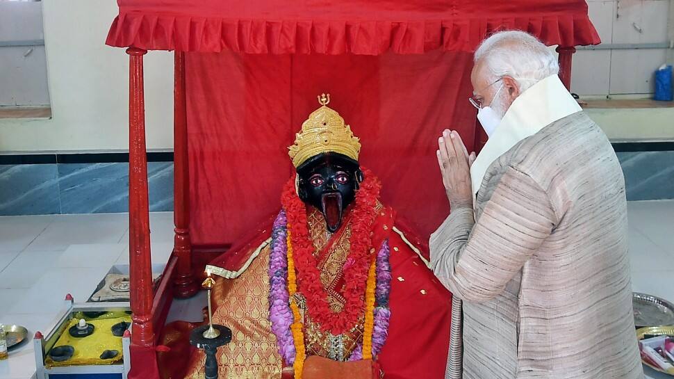 Prime Minister Narendra Modi performed Pooja at the Jeshoreshwari Kali Temple