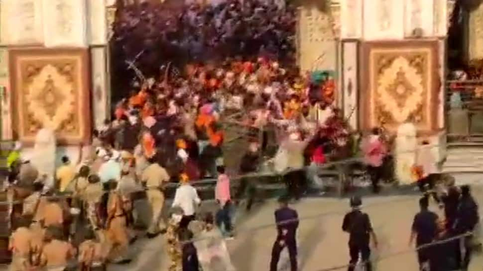 Rampage at gurudwara in Maharashtra, sword-wielding mob attacks cops