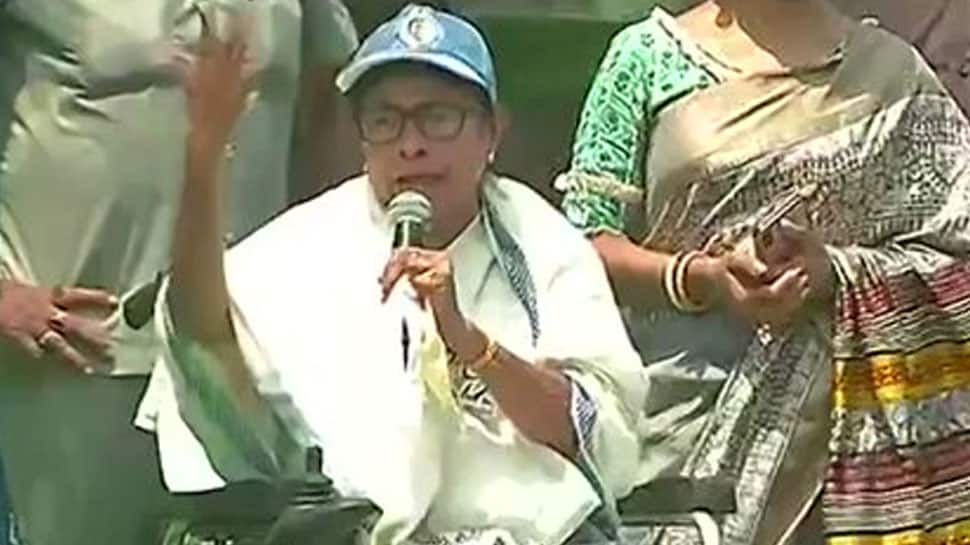 &#039;Cool cool Trinamool, thanda thanda cool cool, vote pabe joda phool&#039;: Mamata Banerjee tells voters in Nandigram