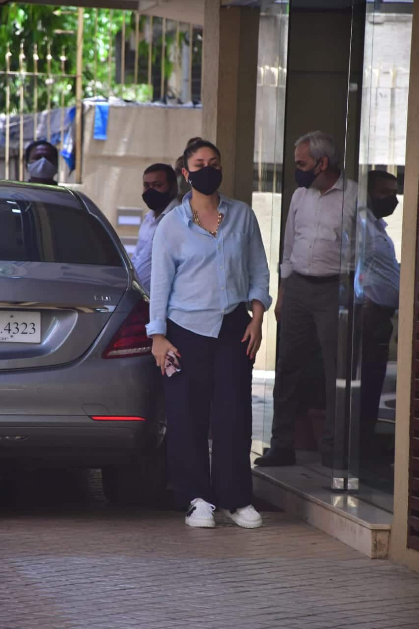 Kareena Kapoor strikes a pose for paps