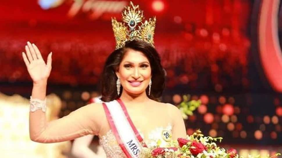 Mrs Sri Lanka 2019 strips off Pushpika De Silva from her winning crown on stage, video goes viral - Watch 