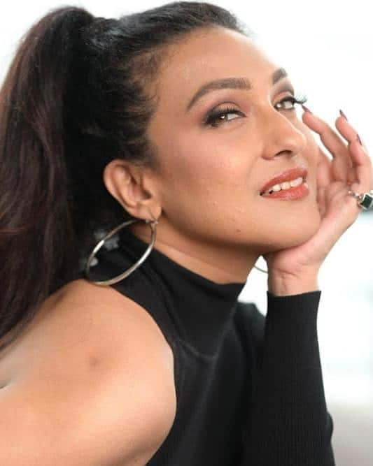  Rituparna made her debut with Shwet Kapot in 1989