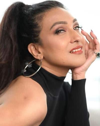  Rituparna made her debut with Shwet Kapot in 1989