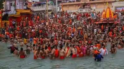 Devotees take holy dip on Somvati Amavasya