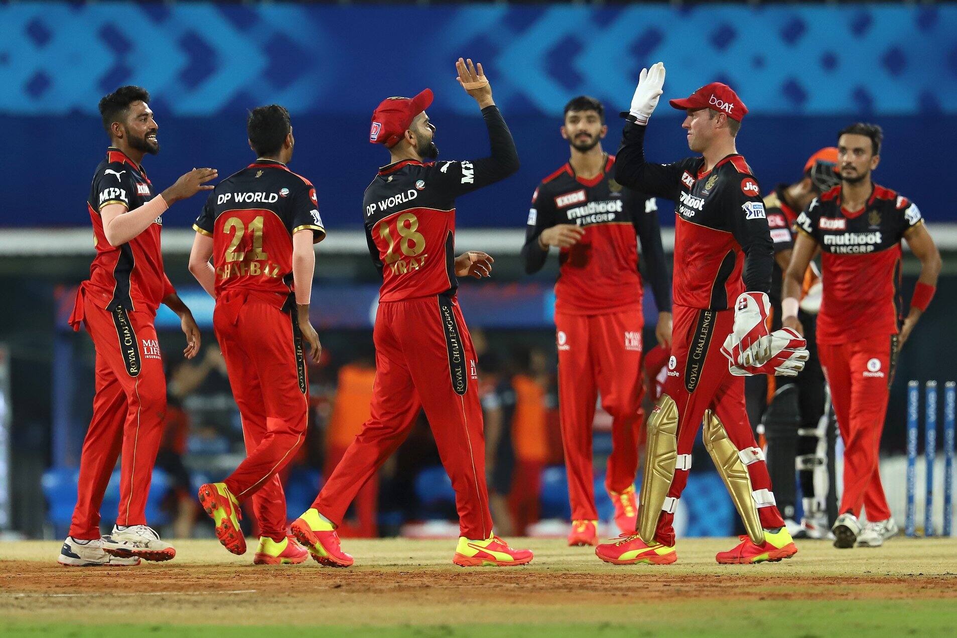 Royal Challengers Bangalore captain Virat Kohli (left) and wicketkeeper AB de Villiers celebrate a dismissal against Sunrisers Hyderabad in Chennai. (Photo: IPL)