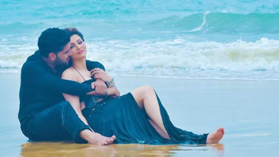 Urvashi Rautela and Guru Randhawa&#039;s romantic pic by the beach steams-up internet!