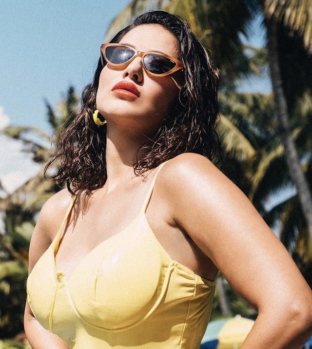 The actress's retro beach look is to die for!