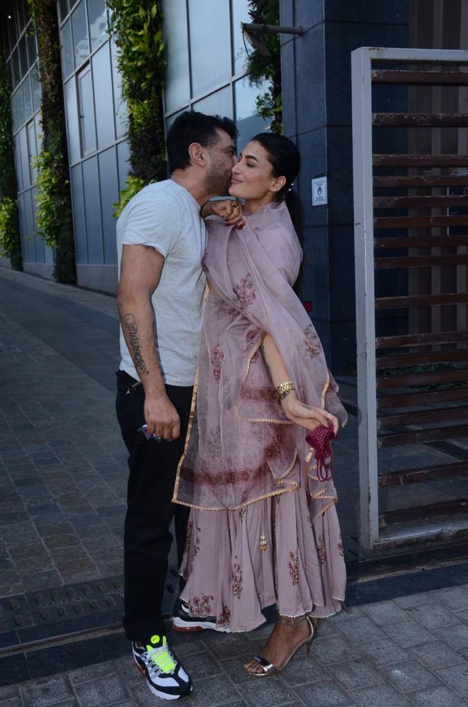 Eijaz gives Pavitra a quick kiss on the cheek