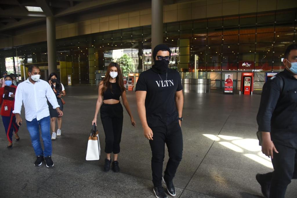 Tara looks chic in all black outfit