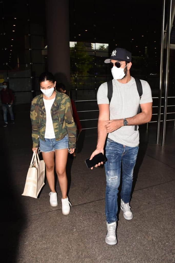 Alia Bhatt Ranbir Kapoor Spotted In Matching Outfits At Airport