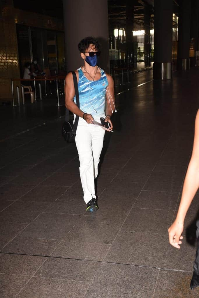 Tiger looks dashing in ocean-blue T-shirt