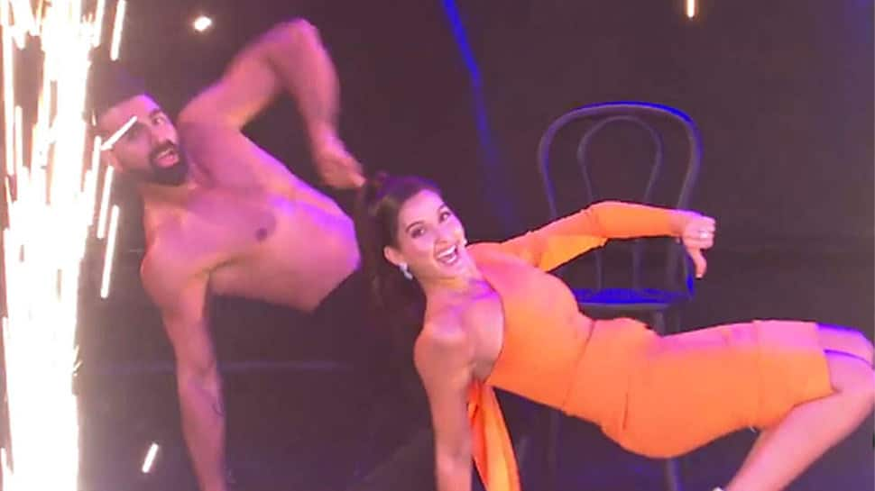 Nora Fatehi&#039;s hot dance with Tushar Kalia on &#039;Saki Saki&#039; song burns the stage - Watch