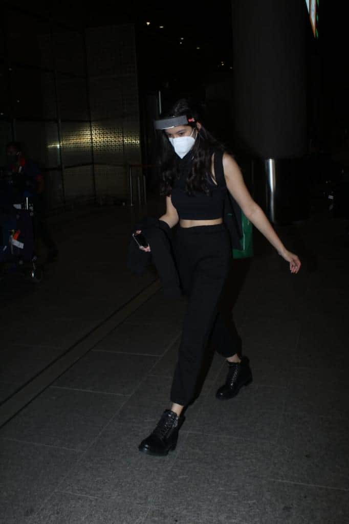 Shanaya Kapoor looks chic in all-black outfit