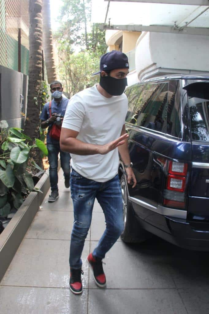 Ranbir Kapoor-Alia Bhatt spotted at Neetu Kapoor's residence