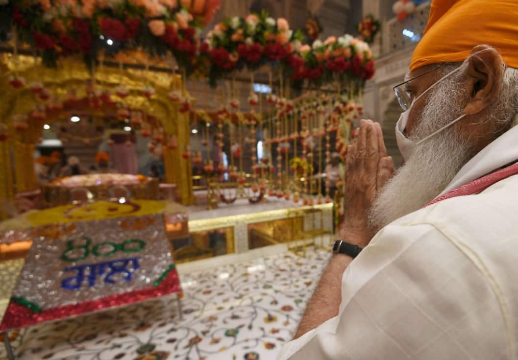 PM Narendra Modi offering prayers at Gurudwara Sis Ganj Sahib in Delhi