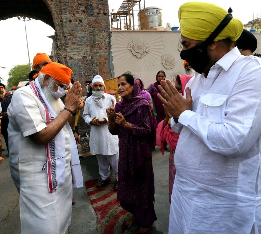 PM Narendra Modi visits Gurudwara Sis Ganj Sahib in Delhi
