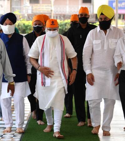 PM Narendra Modi visits Delhi's Gurudwara Sis Ganj Sahib 