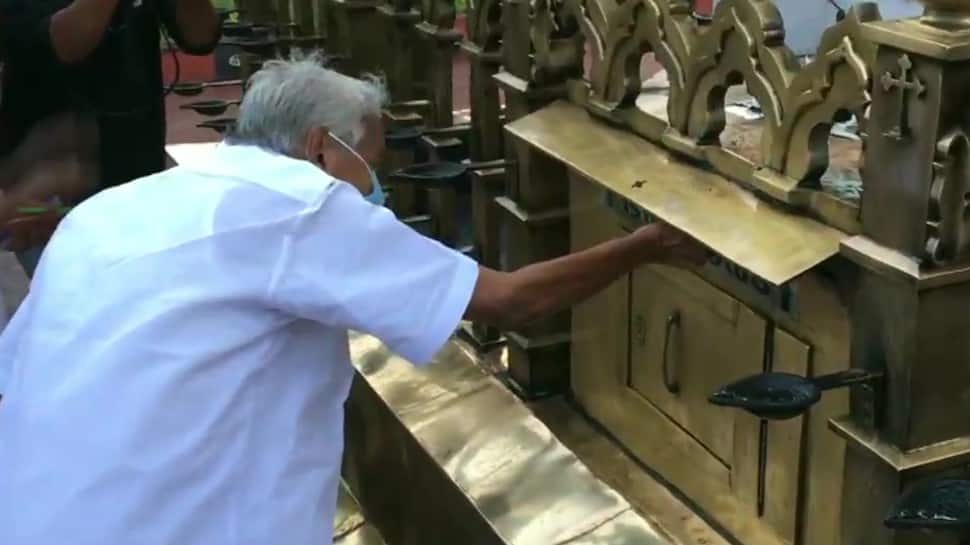 Former Kerala CM Oommen Chandy offers prayers at prayers at Puthuppally Church.