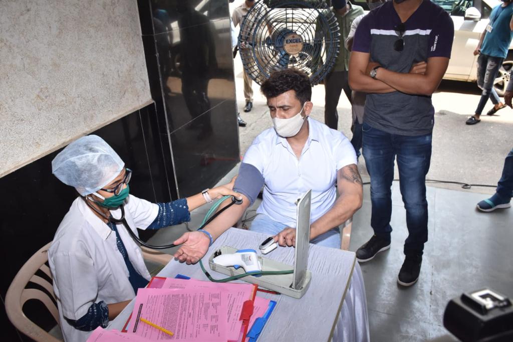 Sonu Nigam blood pressure being checked