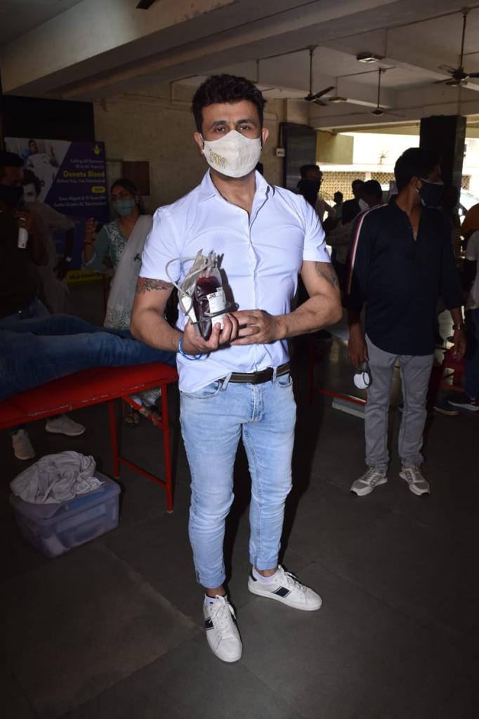 Sonu Nigam donates blood