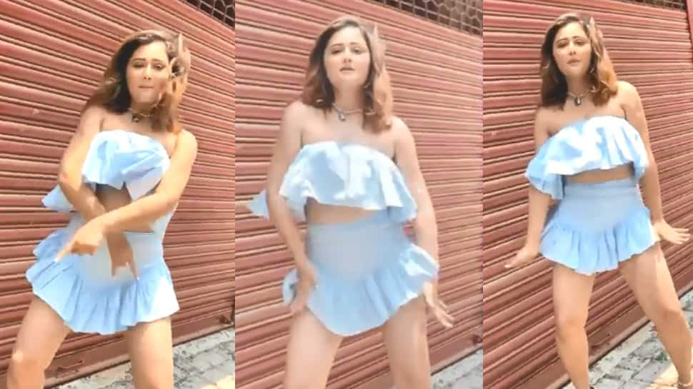 Bigg Boss fame Rashami Desai heats up Instagram in a tube top and mini skirt, new dance video goes viral - Watch