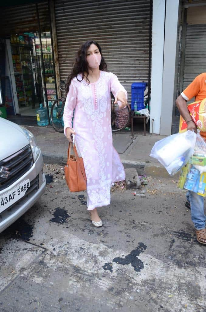 Gauahar Khan looks lovely in pink kurta