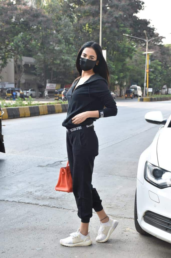 Sonal wears matching black mask with her attire