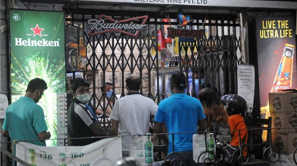 Liquor sale open via &#039;Verbal orders&#039;, social distancing goes for a toss in Prayagraj