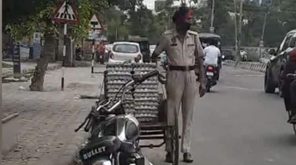 Punjab cop caught stealing eggs from unattended cart, gets suspended - Watch