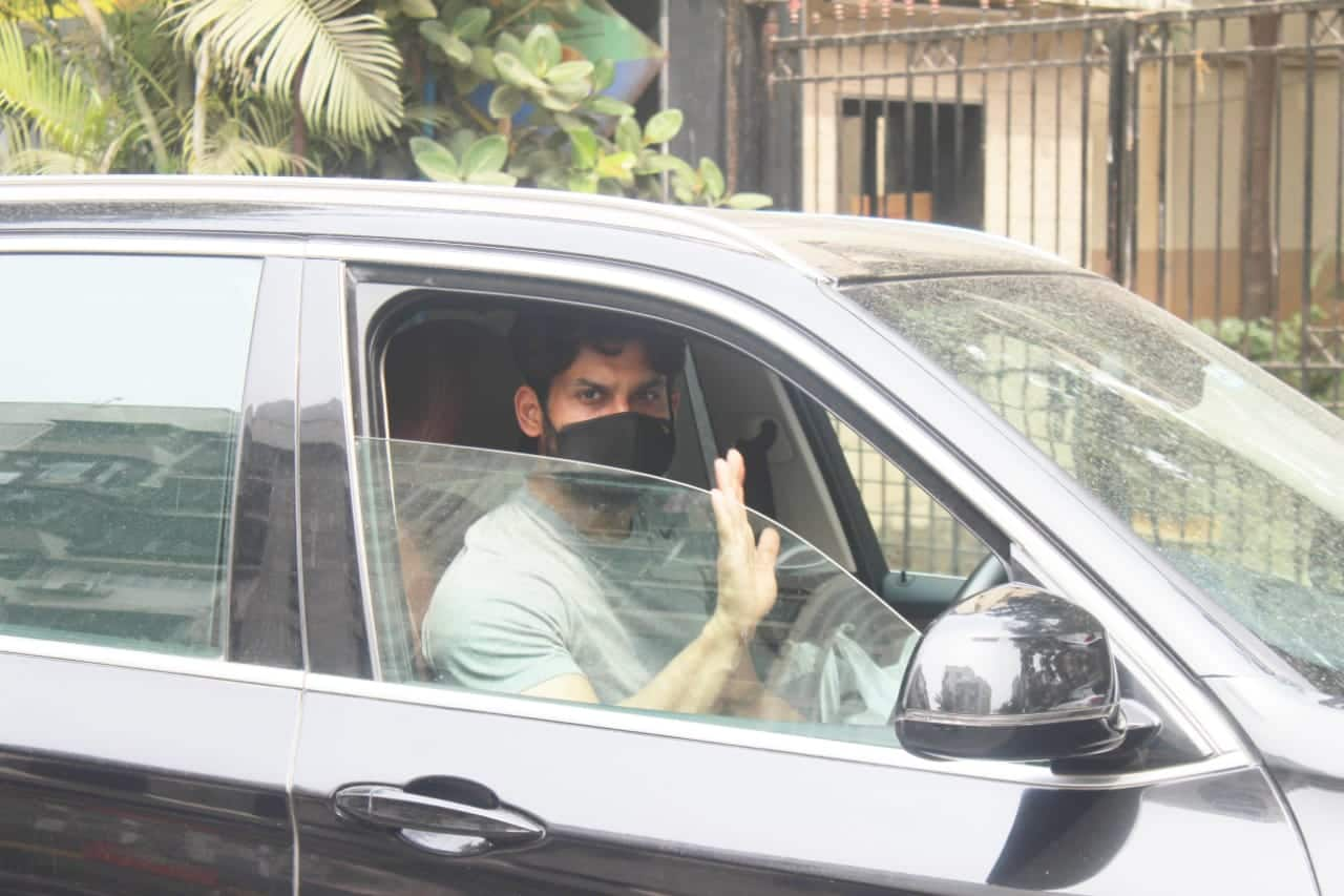 Sid poses for the shutterbugs!