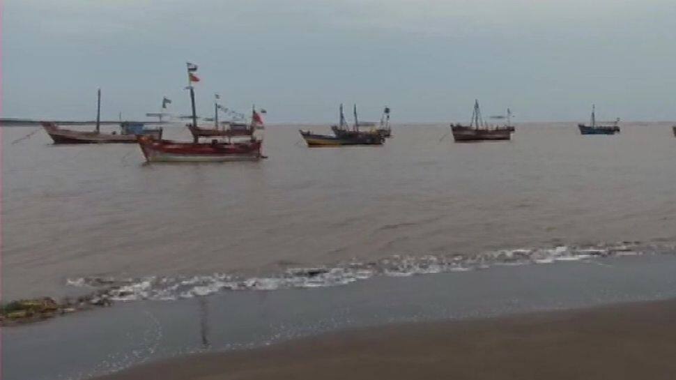 Thousands of fishing boats return to shore