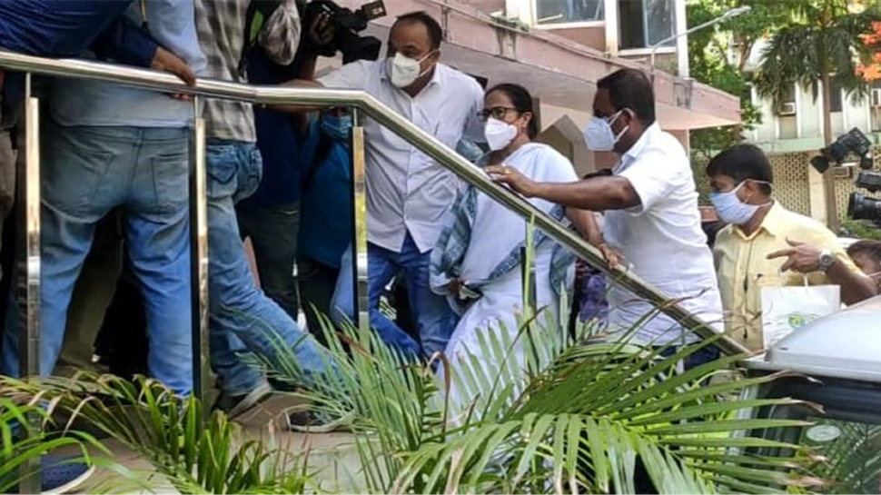 Mamata Banerjee stages protest at CBI office in Kolkata, violence erupts over arrest of TMC leaders