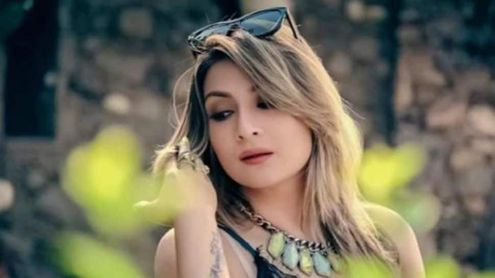 TV&#039;s original &#039;Komolika&#039; Urvashi Dholakia records hour-long &#039;atrocity&#039; outside her home at 2 AM - Watch