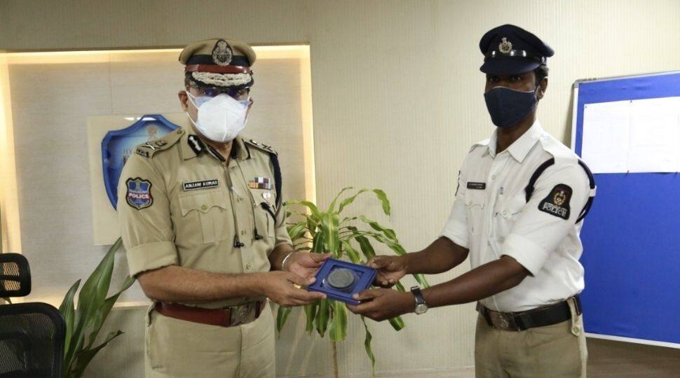 Hyderabad: Police constable feeds child beggars from his own tiffin box