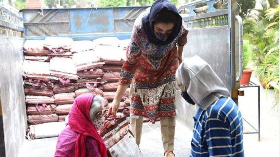 Tisca Chopra&#039;s parents help her out to donate rice packets to people in need