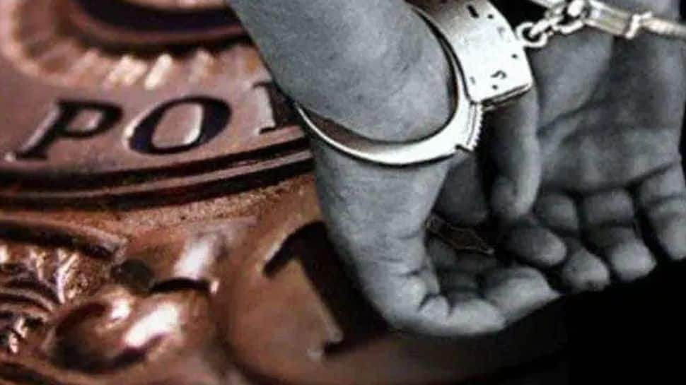 4 held in Delhi for posing as media persons, selling liquor at hefty prices amid lockdown