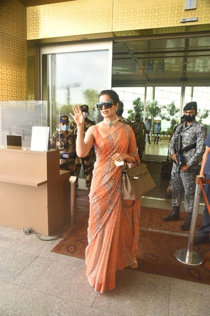 Kangana waves at the paparazzi