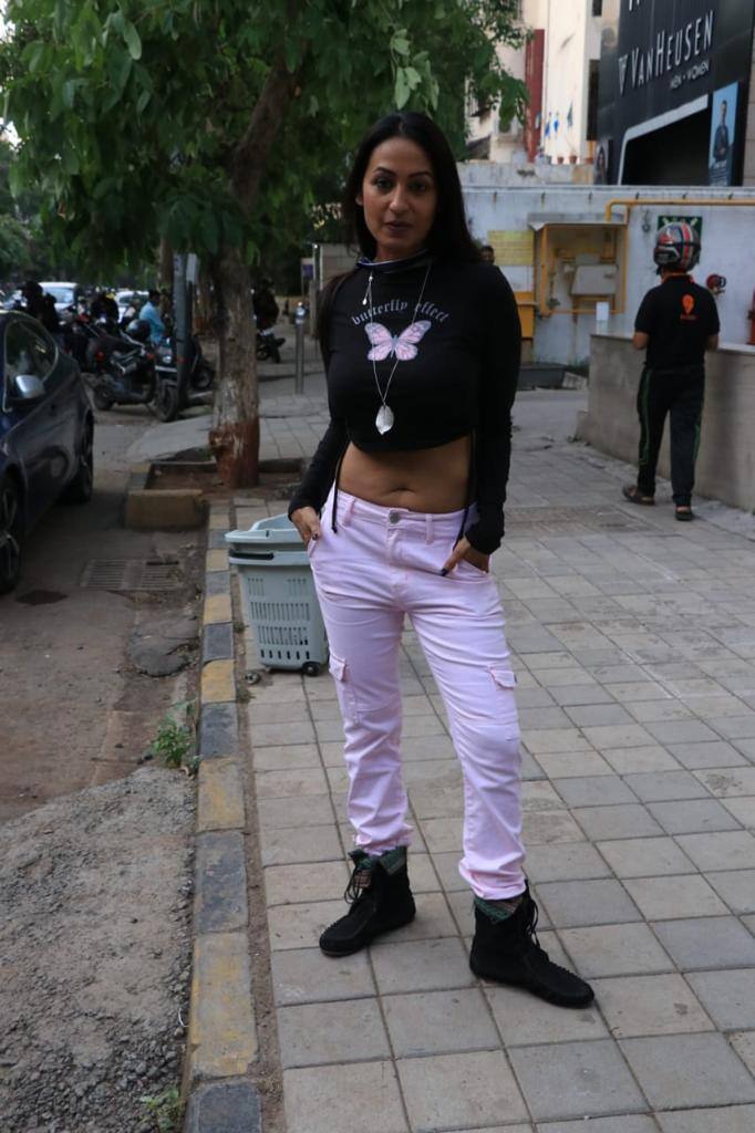 Kashmira Shah looked hot in a black crop top