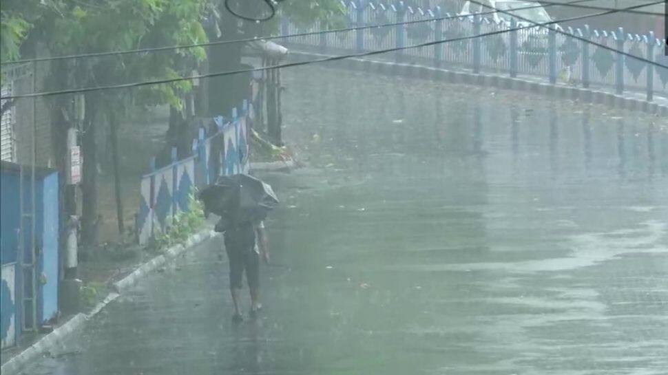 Heavy rains lash Kolkata 